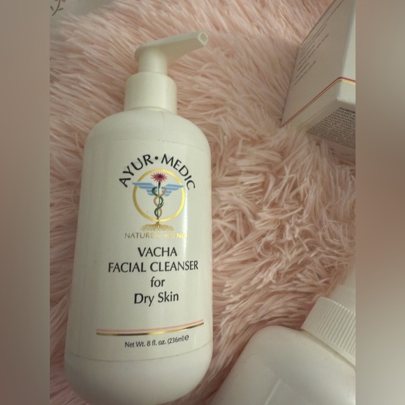 White Facial Cleanser for All Skin Types - Picture 4 of 7